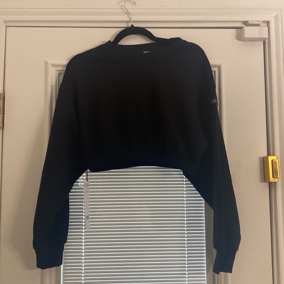 NWT ALO  cropped black sweatshirt! Retail $128 🔥🔥 - Picture 3 of 7